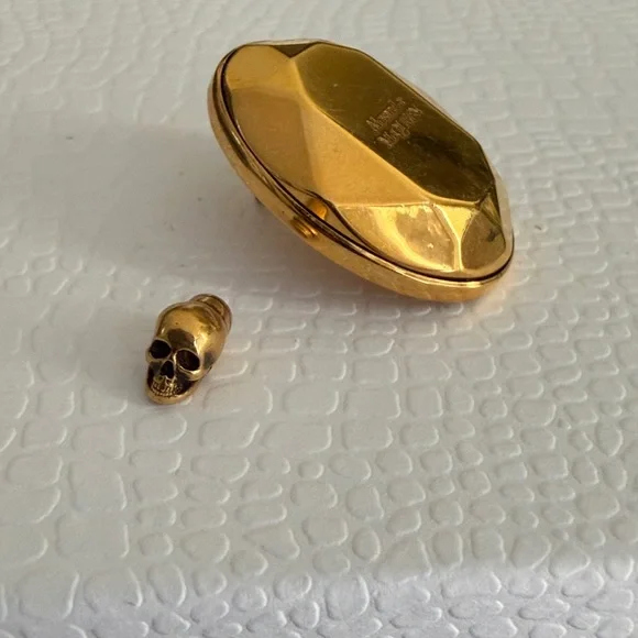 Alexander McQueen Gold one side style earring - Picture 3 of 4